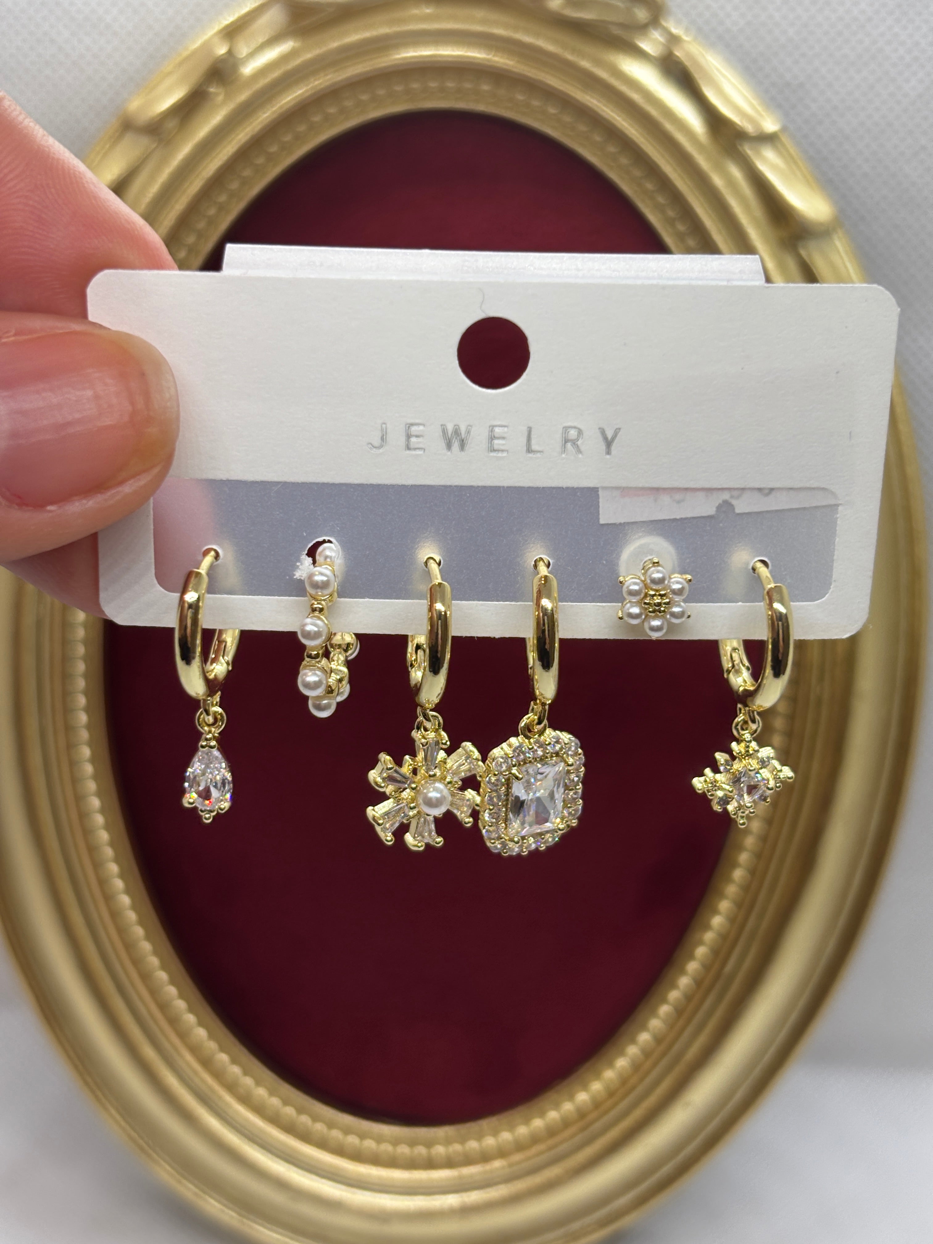 Özel Seri Baget Taşlı Çiçekli Altılı Set Küpe Gold