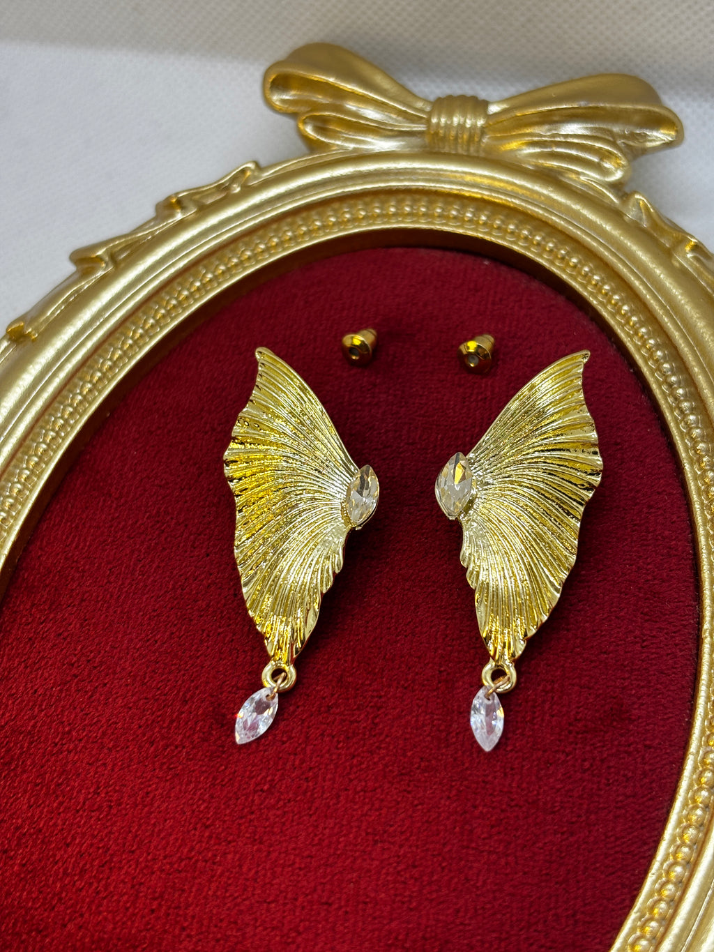 Damla Taş detaylı Gold Kelebek küpe